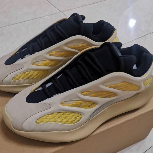 adidas Yeezy 700 V3Safflower size 11